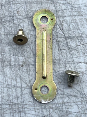 1998 MERCEDES-BENZ S320 W140 REAR BUMPER COVER MOUNT BRACKET PLATE W/ BOLTS OEM - Image 1 of 2