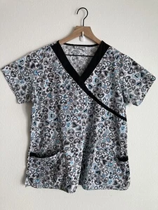 UA Scrubs Damen Scrub Top V-Ausschnitt Herzen Taschen Gr. M-L Seitenschlitze - Bild 1 von 10