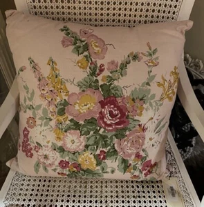 LAURA ASHLEY CUSHION IN ROSE PINK WITH BLOOMS-BNWT-50x50-POLYSTER INSERT-RRP$80 - Picture 1 of 12