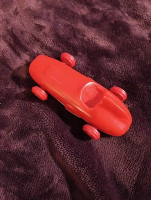 Coche de carreras vintage de pista de carreras de los años 50 a 60 rojo y blanco Foto 1 de 4