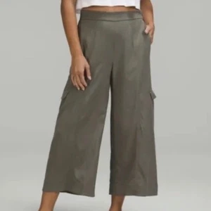 Lululemon olivgrüne Damen-Cargohose mit weitem Bein Größe 12 Freizeit - Bild 1 von 8