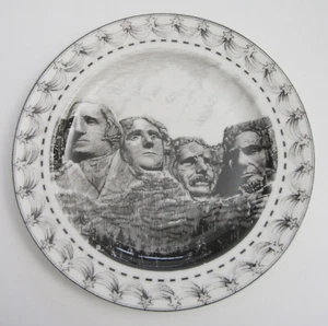 NEU 222 Fifth - Slice of Life MOUNT RUSHMORE 8 1/4 Salat Dessert Teller selten Neu mit Etikett - Bild 1 von 3