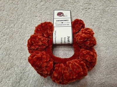 Accesorio para cabello de ganchillo hecho a mano de terciopelo Scrunchie lujoso en NARANJA QUEMADO Foto 1 de 2