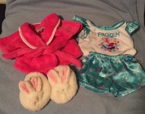 Build A Bear Kleiderpaket, Elsa Schlafoutfit und Bademantel mit Häschen Hausschuhen - Bild 1 von 4