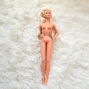 Barbie Mattel vintage 1966 capelli biondi ricci occhi azzurri Malesia - Foto 1 di 4