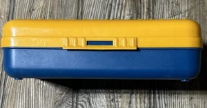 Vintage 90er Spacemaker Kunststoff Bleistift Stift Aufbewahrungsbox gelb oben & blau unten - Bild 1 von 9