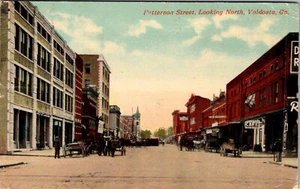 VALDOSTA, GEORGIEN - BELEBTE PATTERSON STREET MIT BLICK NACH NORDEN - PFERDEGEZOGEN - POSTKARTE - Bild 1 von 2