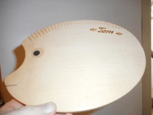 Holz Schneidebrett - personalisierte Beschriftung "TOM" - aus Deutschland - Bild 1 von 1