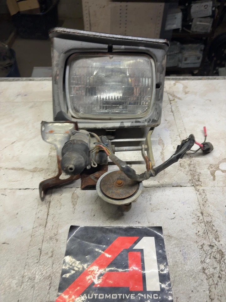 Conjunto de puerta faro derecho pasajero STARION 84-89 CONQUEST 1983-89 Foto 1 de 4