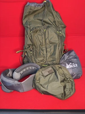 Mochila de Senderismo REI Traverse 70 Verde Ejército Mediana con Cubierta, Cinturón y Camelbak 3L Foto 1 de 4