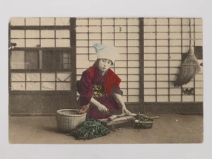 Mujer japonesa preparando comida Yokohama kimono teñido a mano década de 1920 postal de colección - Imagen 1 de 2