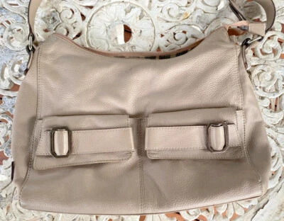 Bolso de Hombro Cellini Cuero Suave Beige Multi Compartimento Hebillas Plateadas Foto 1 de 4
