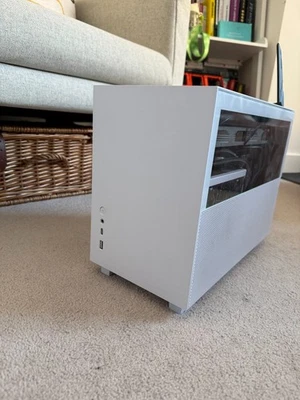 Lian Li - Q58 Mini-ITX PCIe 4.0, White PC Case Only - Image 1 of 4