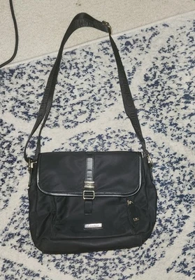 Cartera Bandolera Calvin Klein Negra Nylon Correa Ajustable Acentos Dorados Foto 1 de 4