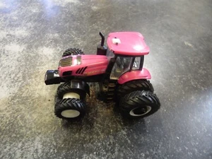 ERTL, NEW HOLLAND T8.380 with Pink rear dual wheels, 1/64 - Picture 1 of 2