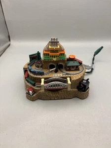 2004 Hallmark Keepsake Ornament "Lionelville" Magic Lionel Legendary Train-Works - Picture 1 of 7