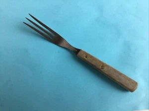 Vintage Ekco Granny Forchetta 3 Punte Servizio Carne Tornitura Forchetta da Cucina Manico Legno - Foto 1 di 4