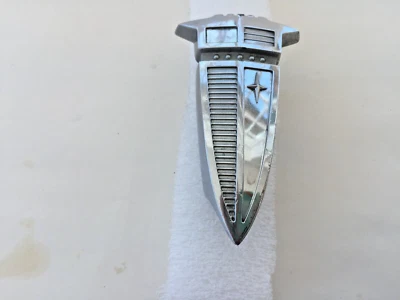 1960 PONTIAC EMBLEMA DE PORTA DE COMBUSTÍVEL, FABRICANTE DE EQUIPAMENTO ORIGINAL GM, BELA PEÇA ORIGINAL #PT-4782696 - Imagem 1 de 4