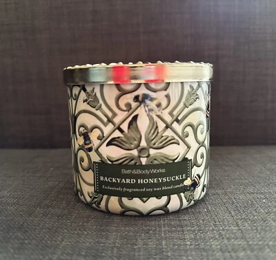 Vela Bath and Body Works Backyard madressilva 3 pavios 14,5 oz - Imagem 1 de 2