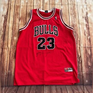 Camiseta roja Nike de baloncesto de los Chicago Bulls de la NBA #23 autografiada por Michael Jordan - Imagen 1 de 7