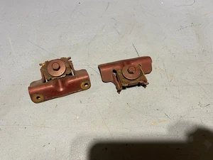 Ford Mustang 1984 bisagras de escotilla superior con pernos hatchback bisagra de puerta trasera OEM GT - Imagen 1 de 7