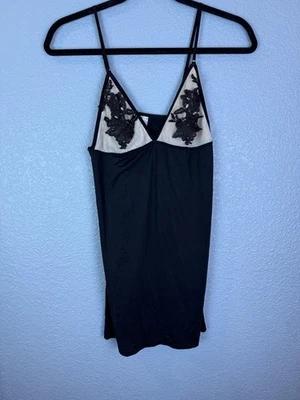 Lencería sin cordones Flora Nikrooz Chemise para mujer pequeña negra desnuda encaje malla Foto 1 de 4