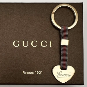 GUCCI Llavero Cadena Línea Jerez Corazón Dorado Rojo Bolso Dije Cursiva Logo Caja Sin Usar - Imagen 1 de 10
