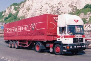 FARBFOTO: CARMAN BRIT EUROPEAN MAN ARTIC TILT TRAILER - F426 FNU - Bild 1 von 1