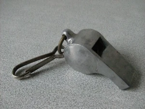 Ancien sifflet en alu avec bille en bois fonctionne de 6 cm - Photo 1/3