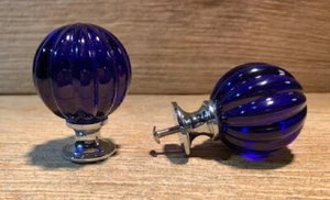 Juego de dos (2) 1045B dos (2) perillas redondas de cristal macizo azul de 2 1/2" de ancho - Imagen 1 de 12