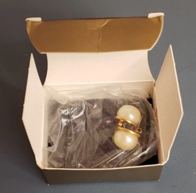 AVON 2001 Vestido Pequeño Negro PENDIENTES IMITACIÓN PERLA TONO DORADO NUEVO STOCK ANTIGUO Foto 1 de 3