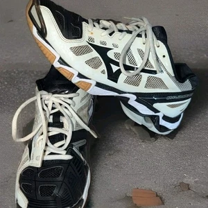 Scarpe Mizuno donna 8,5 bianche pallavolo onda fulmine RX2 bianche running #JT9-4 - Foto 1 di 10