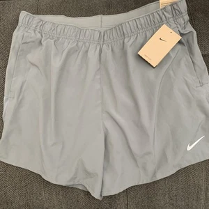 Nuevo con etiquetas Pantalones Cortos para Correr Nike Dri-FIT Challenger Para Hombre 5 pulgadas - Gris - Talla XL - Imagen 1 de 2