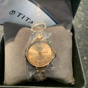 Titan Raga Viva Damenuhr 29mm Quarz roségoldfarbenes Zifferblatt NP2578WM01 - Bild 1 von 2