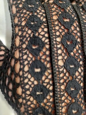 Hermosos guantes de ganchillo vintage de encaje negro. Talla adulto pequeña Foto 1 de 2