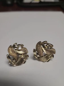 Lisner Vintage Leaf Circle Wreath Goldtone Earrings Signed Screwback - Picture 1 of 7