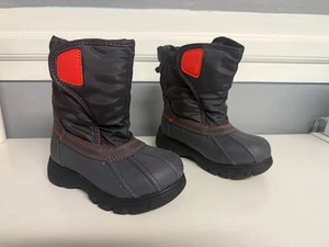 Kinder Place Jungen grau/orange Schneestiefel zum Überziehen Größe 10 wasserdicht neu ohne Etikett - Bild 1 von 10