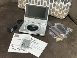 Mustek PL607 tragbarer DVD-Player mit Fernbedienung, Kabel, Akkupack und Benutzerhandbüchern - Bild 1 von 10
