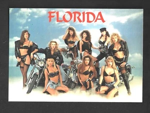 GROSSE POSTKARTE: FLORIDA BIKER MÄDCHEN IM BIKINI OBERTEIL MIT MOTORRÄDERN - um 1990 - Bild 1 von 2