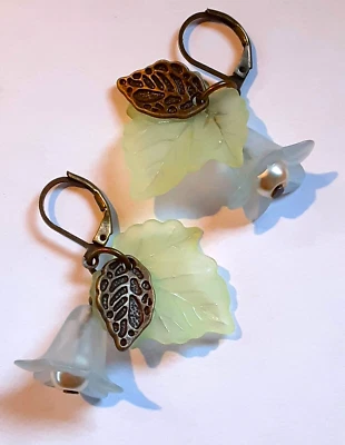 Pendiente colgante AZUL CIELO ACRÍLICO Flor Vidrio Perla y HOJA PALANCA BRONCE TRASERO Foto 1 de 4