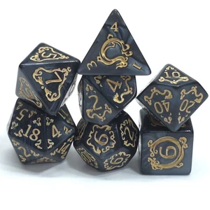 Neu 7 Stück Polyhedral Perlmutt schwarz mit Gold dekorative Zahl Würfel Set mit Tasche  - Bild 1 von 3