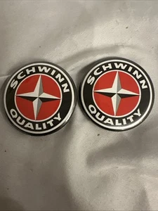 2 prendedores promocionales vintage Schwinn botón emblema bicicleta logotipo SH2 - Imagen 1 de 3