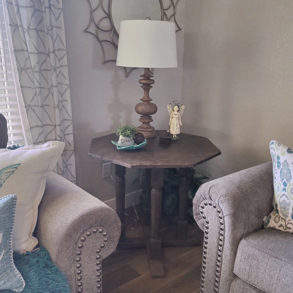 Mesa auxiliar vintage Monterey Furniture Co. en forma de hexagonal de madera maciza hecha en EE. UU. Foto 1 de 4