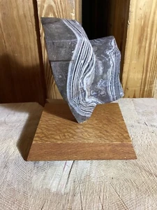 Escultura abstracta tallada a mano de mármol gris blanco en soporte de mesa giratoria - Imagen 1 de 9
