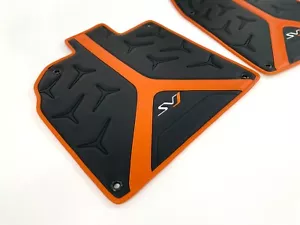 Tapetes a medida Lamborghini Aventador SVJ negros/naranja - Imagen 1 de 3