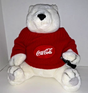 Neu aus altem Lagerbestand Coca-Cola Cola weißer Eisbär mit Etikett in rotem Strickpullover hält eine Cola - Bild 1 von 13