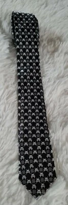 Corbata negra EGeek Space Invaders blanca y negra delgada 1,5" de ancho 56" de largo Geek  Foto 1 de 4