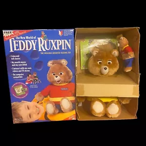 Oso parlante animado Teddy Ruxpin nuevo caja abierta libro cinta gorro 1998 VIDEO - Imagen 1 de 19