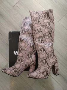 Fashion Nova Anaconda Stiefel mit Absatz rosa Viperfn Größe 6,5 - Bild 1 von 5