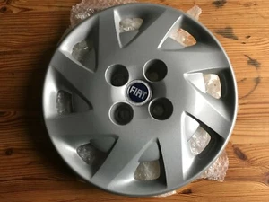Fiat Punto 2 NUEVO GENUINO 13" borde de rueda azul logotipo 46759181 20C1 - Imagen 1 de 2